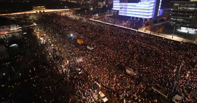 Güney Kore&#039;de yüz binler sokağa indi