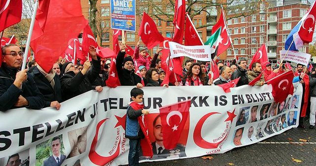 Hollanda'da 'Teröre Lanet Demokrasiye Davet' mitingi düzenlendi