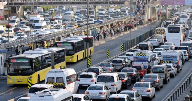 İstanbul&#039;da akşam saatlerinde trafik durma noktasına geldi