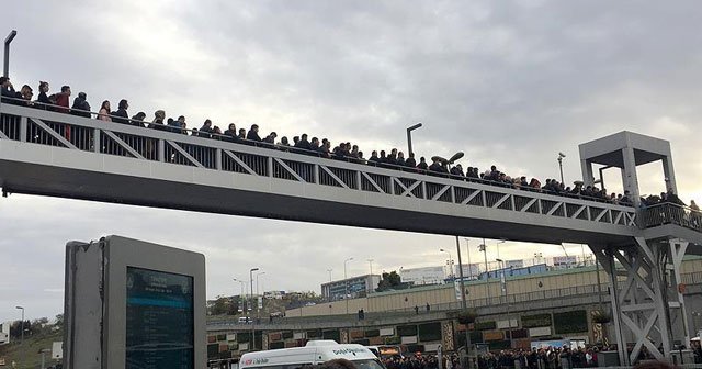 İstanbul'da Merter metrobüs durağındaki yoğunluk sürüyor