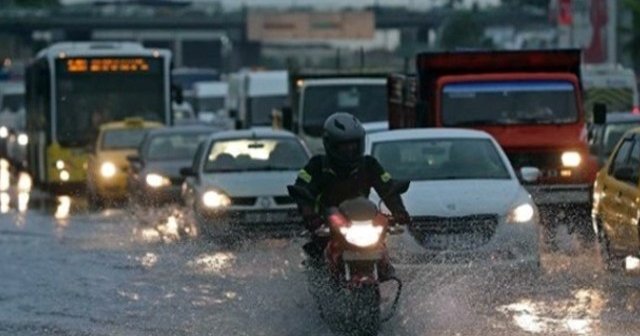 İstanbul&#039;daki sağanak yağış trafikte zor anlar yaşatıyor