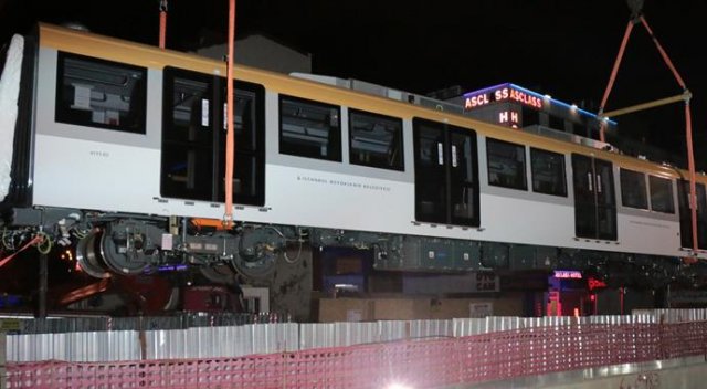 İstanbul&#039;un yeni metro vagonları raylara indirildi