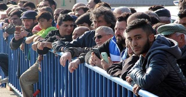 İzmir'de derede ceset bulundu, fotoğraf çekmek için birbirleriyle yarıştılar!