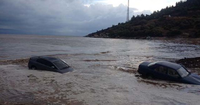 İzmir&#039;de otomobiller denize sürüklendi