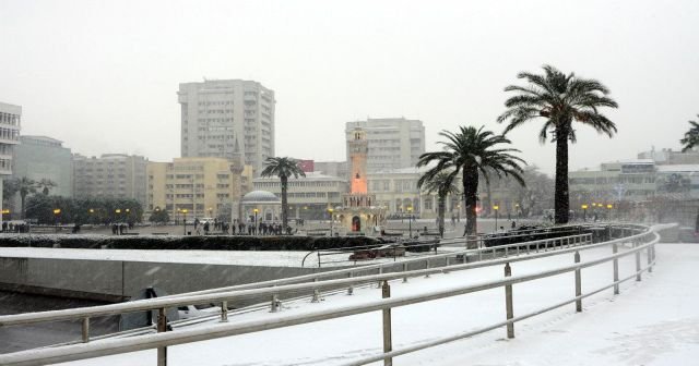 İzmir&#039;e bugün kar yağdı