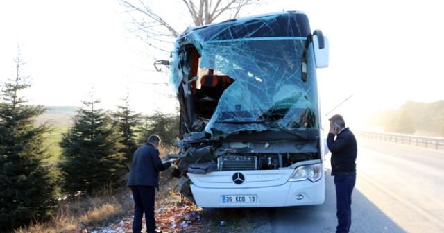 Kamyon ile yolcu otobüsü çarpıştı: Çok sayıda yaralı var