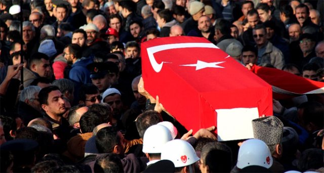 Karabüklü şehit askeri binler tarafından uğurlandı