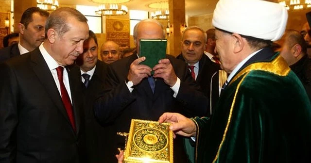 Kur'an-ı Kerim'i öptü diye eleştirdiler, böyle cevap verdi