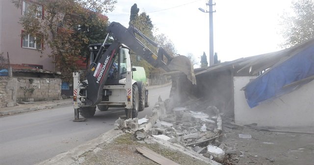 Önce yasakladı sonra babasının ahırını yıktı