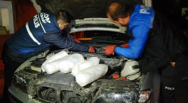 Otomobilin zulasından 15 kilo esrar çıktı