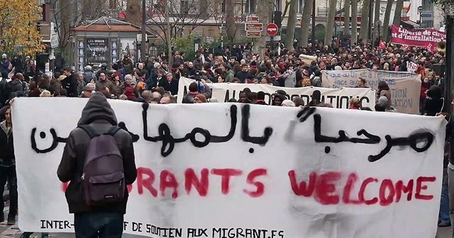 Paris&#039;te &#039;sığınmacılar hoş geldiniz&#039; gösterisi