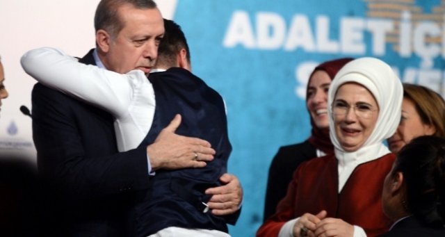 Sahneye atlayan genç Cumhurbaşkanı Erdoğan’a böyle sarıldı