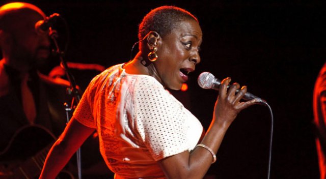 Sharon Jones hayatını kaybetti