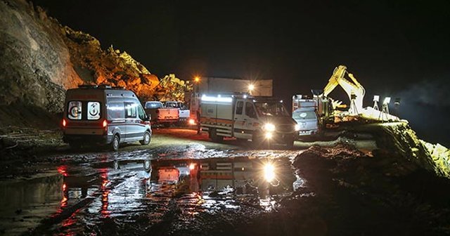 Siirt&#039;te göçük altında kalanları 90 kişilik ekip aralıksız arıyor