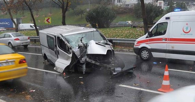 Şişli&#039;deki kazada sürücü yaralandı, aracın motoru yerinden fırladı