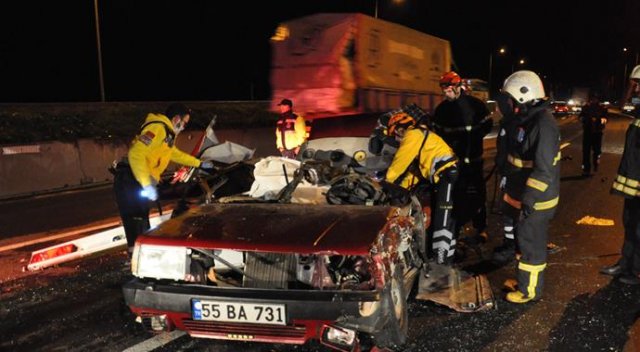 TIR otomobili biçti, 3 ölü