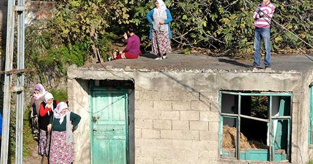 Trabzon&#039;da Kaymaklı Mahallesi’nde panik, kayalar evlerin üzerine düştü