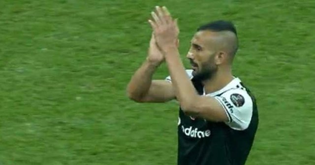 Yalçın Ayhan, maç sonrası Beşiktaş forması giydi