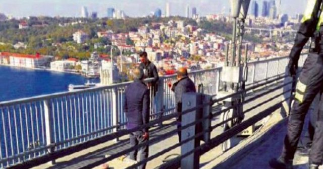 Yavuz Bingöl bir kişinin köprüden atlamasını önledi