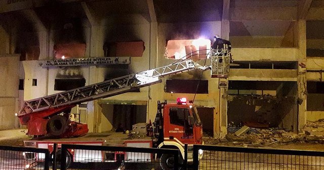 Yıkımı devam eden Bursa Atatürk Stadı&#039;nda yangın