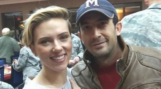 Adanalı genç Scarlett Johansson&#039;la fotoğraf çektirdi