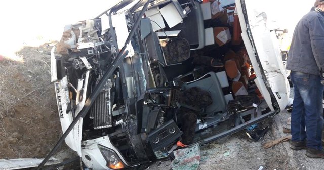 Afyonkarahisar’da otobüs ile kamyon çarpıştı: 35 yaralı