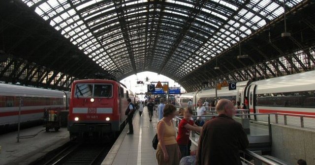 Almanya Köln'de bomba alarmı, tren istasyonu boşaltıldı