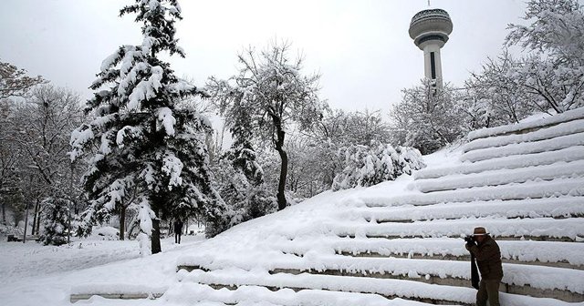 Ankara&#039;da vatandaşlar parklara akın etti