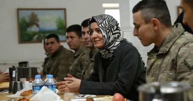 Bakan Kaya mehmetçikle yemek yedi