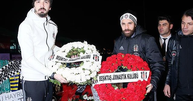 Beşiktaşlı futbolcular Şehitler Tepesi&#039;ne çelenk bıraktı