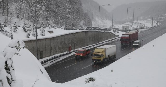 Bolu Dağı&#039;nda kar yağışı ve yoğun sis