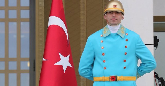 Cumhurbaşkanlığı Sarayı&#039;nda nöbetçi polislere yeni kıyafet