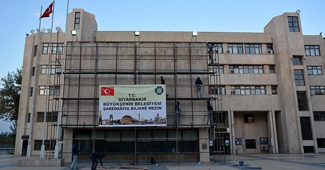 Diyarbakır Büyükşehir Belediyesi tabelası yenilenmek üzere kaldırıldı