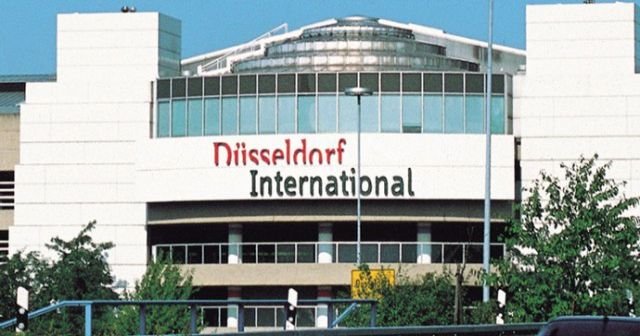 Düsseldorf Havalimanı&#039;nda 14 Türk yolcu bekletiliyor