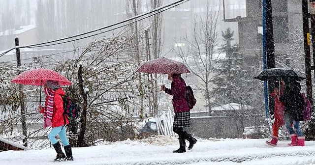 Eğitime kar yağışı engeli, okullar tatil edildi