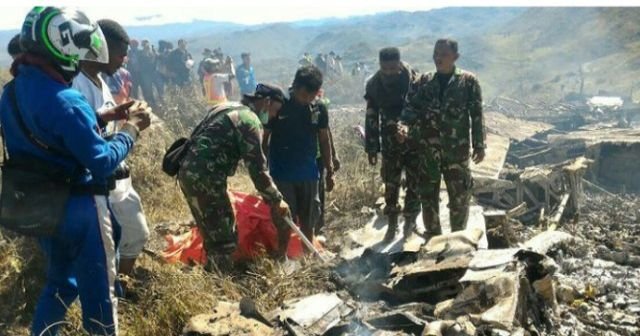 Endonezya&#039;da askeri uçak düştü: Çok sayıda ölü var