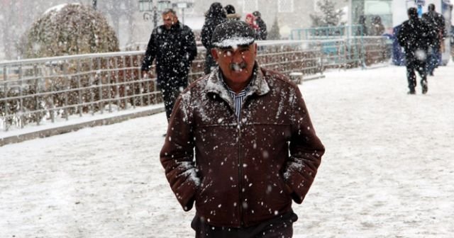 Erzurum’da kar yağışı başladı