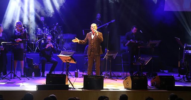 Ferhat Göçer Suriyeli çocuklar için konser verdi