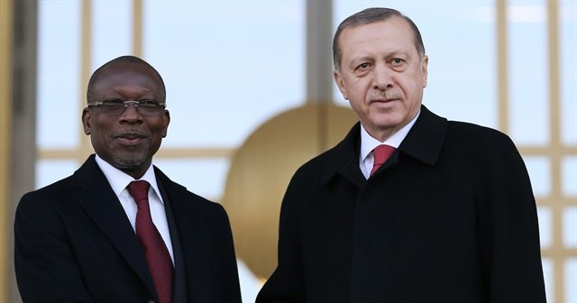 FETÖ&#039;ye her kanattan darbe indiriliyor, Benin&#039;deki okulları kapatılacak