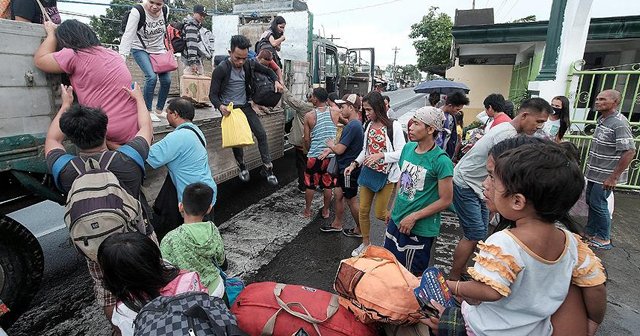 Filipinler&#039;de tayfun nedeniyle 76 bin kişi tahliye edildi