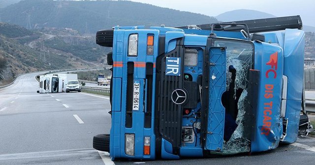 Hatay&#039;da şiddetli fırtına nedeniyle 2 tır devrildi