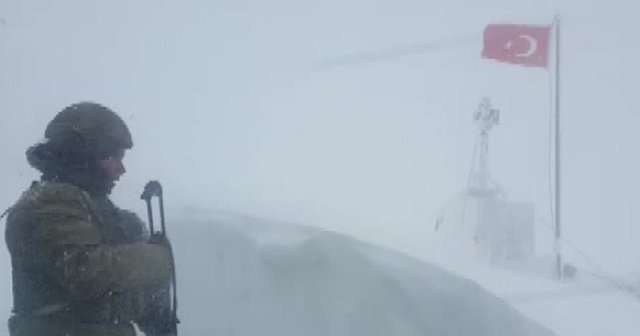 Hava şartları ağırlaştı, vatan ve bayrak nöbeti böyle görüntülendi