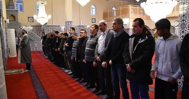 İki saatte üç vakit namaz kılıyorlar