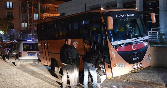 İkiz plaka taktığı araçları aynı sokağa park etti