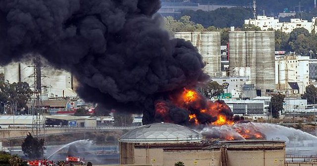 İsrail&#039;de bir yangın daha, petrol rafinerisi alev aldı