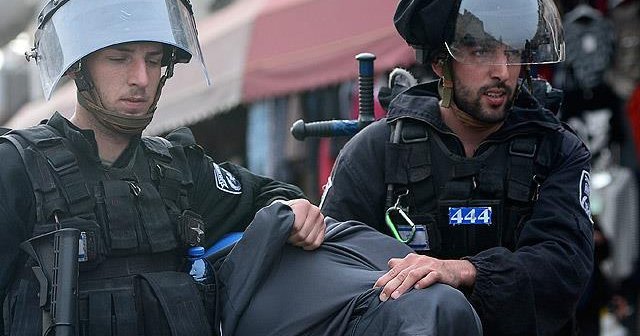 İsrail polisi Filistinlileri gözaltına aldı