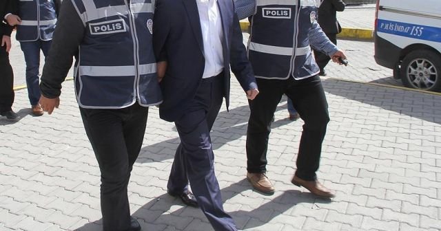 İzmir&#039;de FETÖ/PDY operasyonu: 13 gözaltı