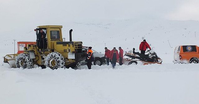 Kar yolları kapattı, ekipler seferber oldu