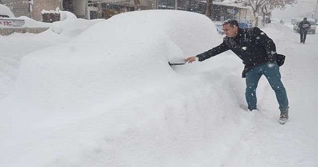 Karaman kara teslim! Şehir merkezinde 1 metreye ulaştı