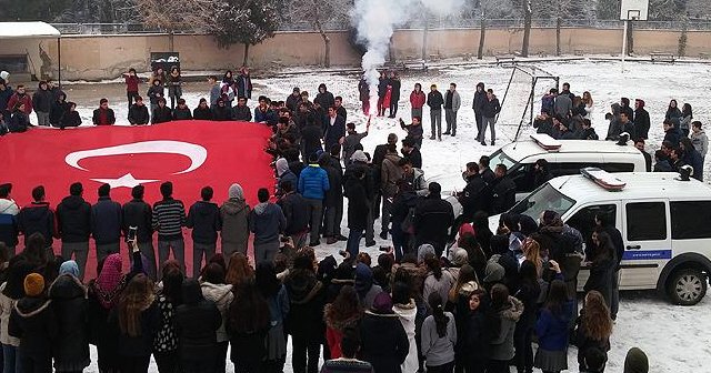 Kavga ihbarı için gelen polislere Türk bayraklı sürpriz